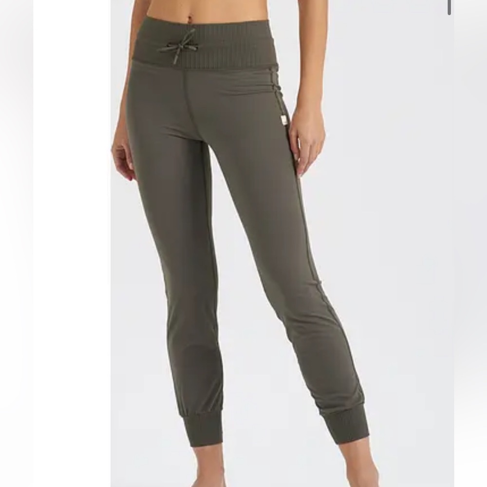 Vuori Daily Jogger (Oregano)